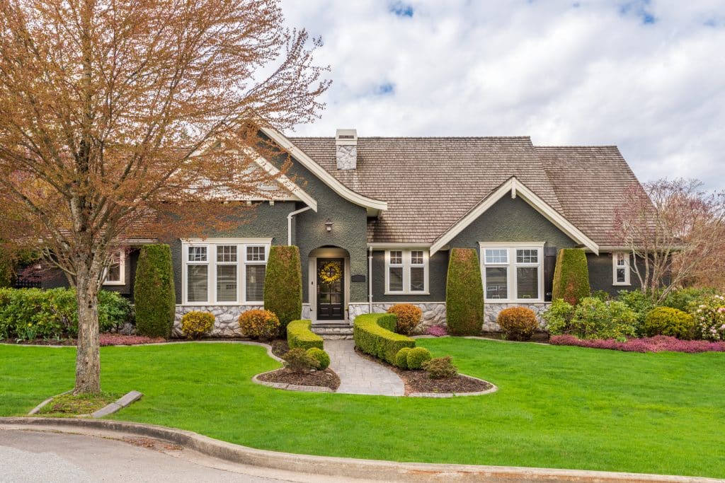 picture of front yard landscaping