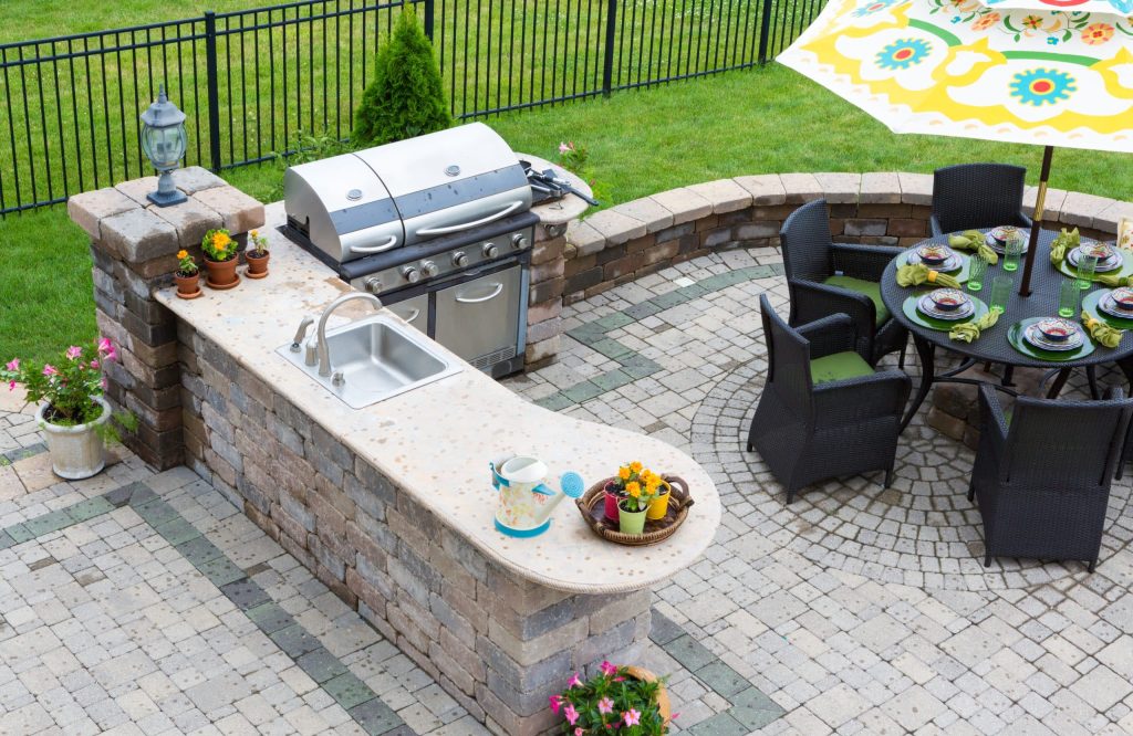 picture of outdoor kitchen with bbq grill and sink